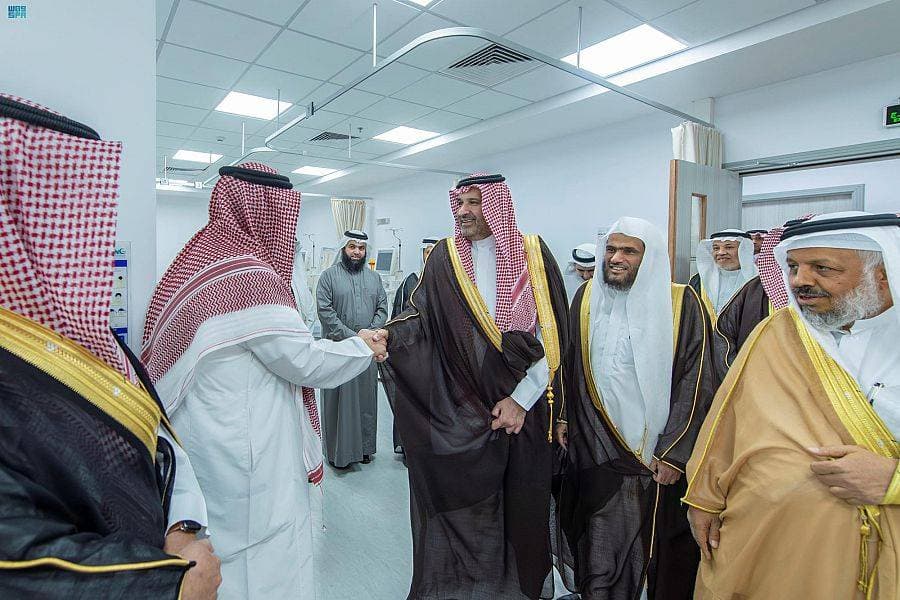 الأمير فيصل بن سلمان خلال زيارته وقف جمعية حياة الخيرية.