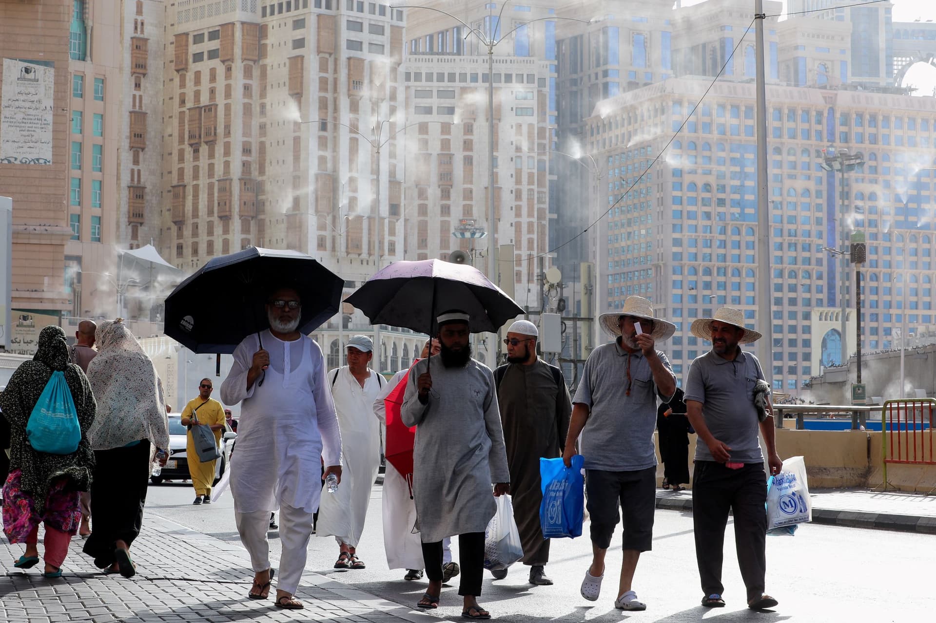 مكة المكرمة تفيض بالحجاج مع بدء موسم الحج الأحد