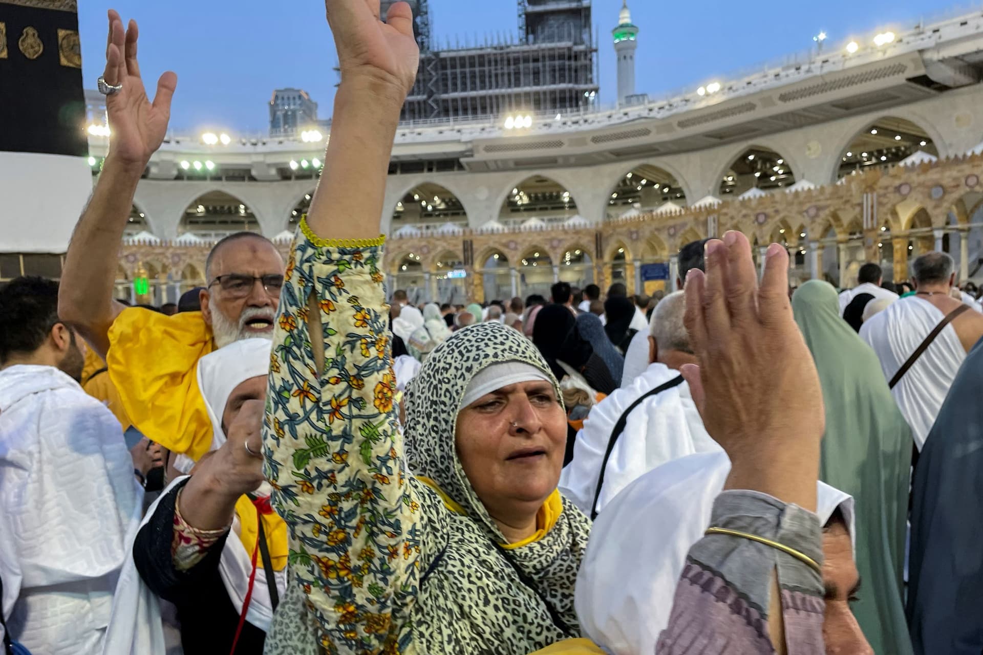 مكة المكرمة تفيض بالحجاج مع بدء موسم الحج الأحد