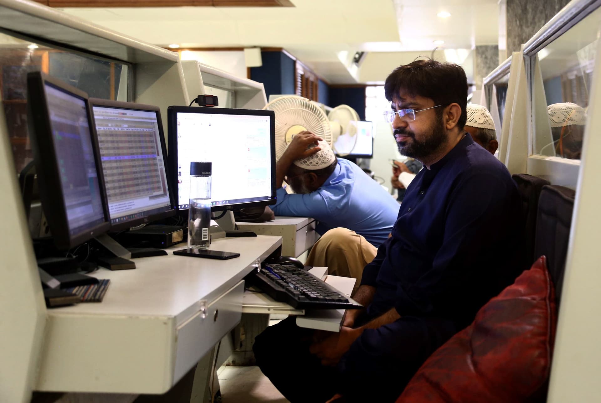 إحياء برنامج صندوق النقد ينعش بورصة باكستان بارتفاعها 3.4 %