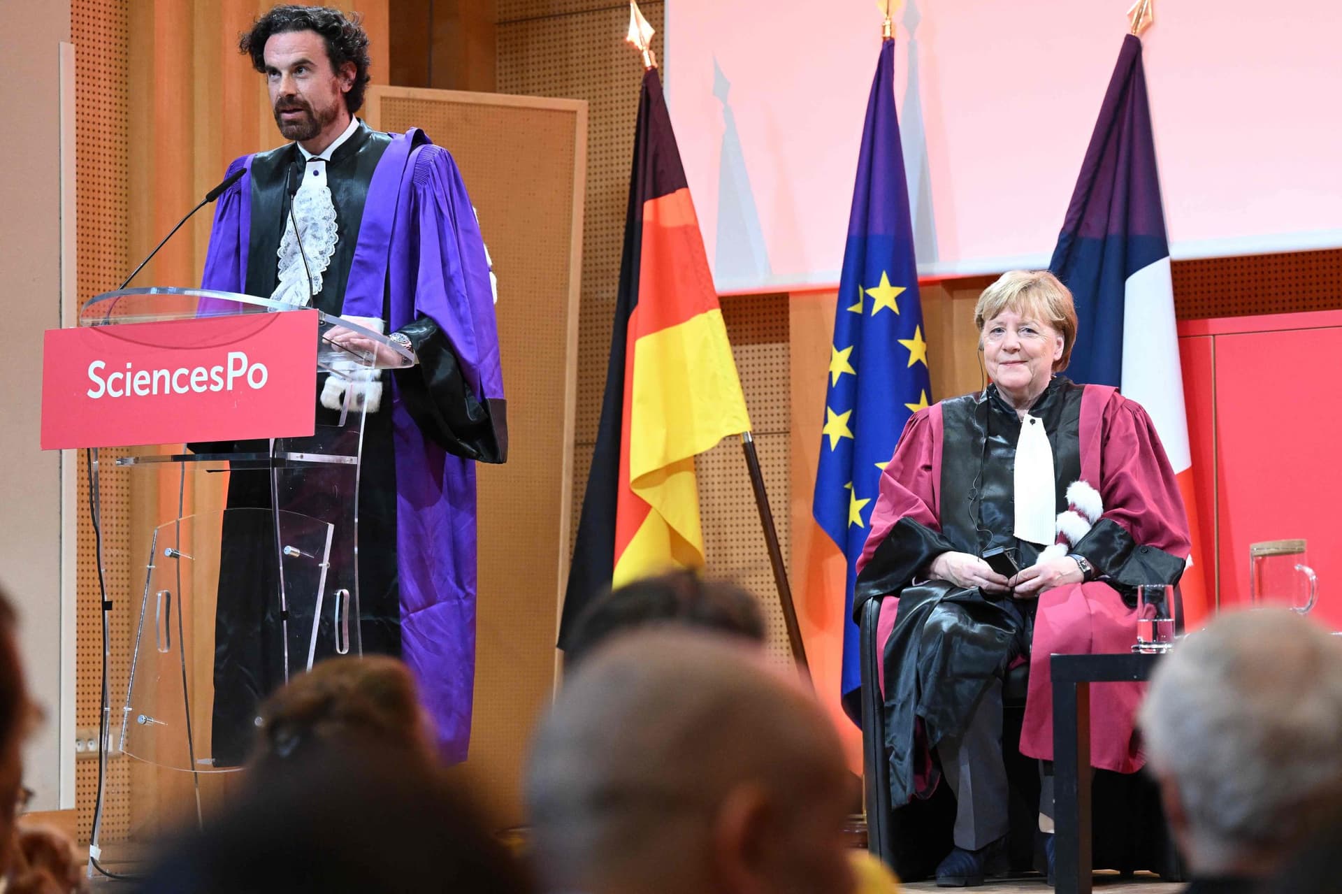 ميركل تحصل على الدكتوراه الفخرية في العلوم السياسية