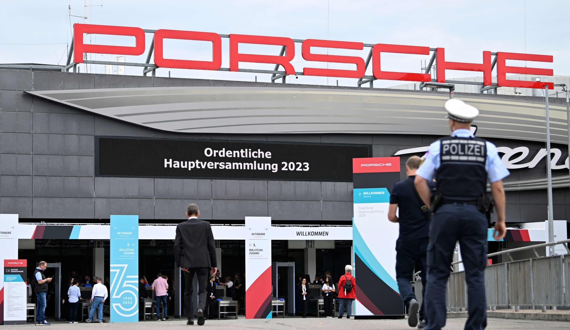 بورشه تعتزم استثمار 22 مليار دولار لتطوير السيارات الكهربائية والبرمجيات