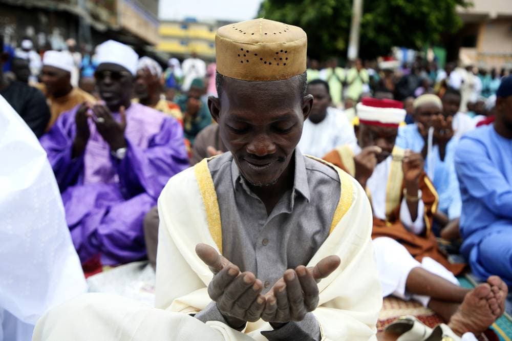 إيفواريون يدعون ربهم بعد أداء صلاة عيد الأضحى في مدينة أبيدجان. «إ.ب.أ »