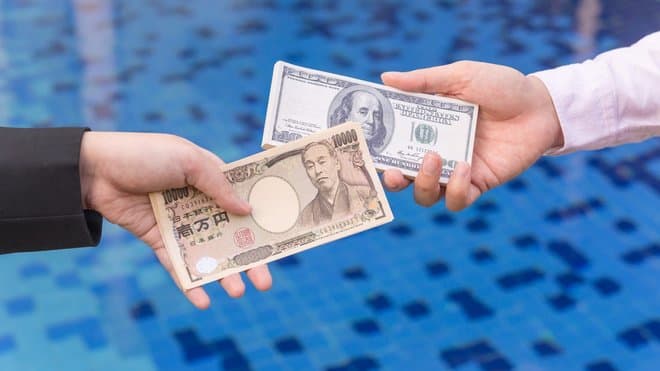 هبوط الين لأكثر من 145 للدولار وتراجع اليوان بعد بيانات صينية