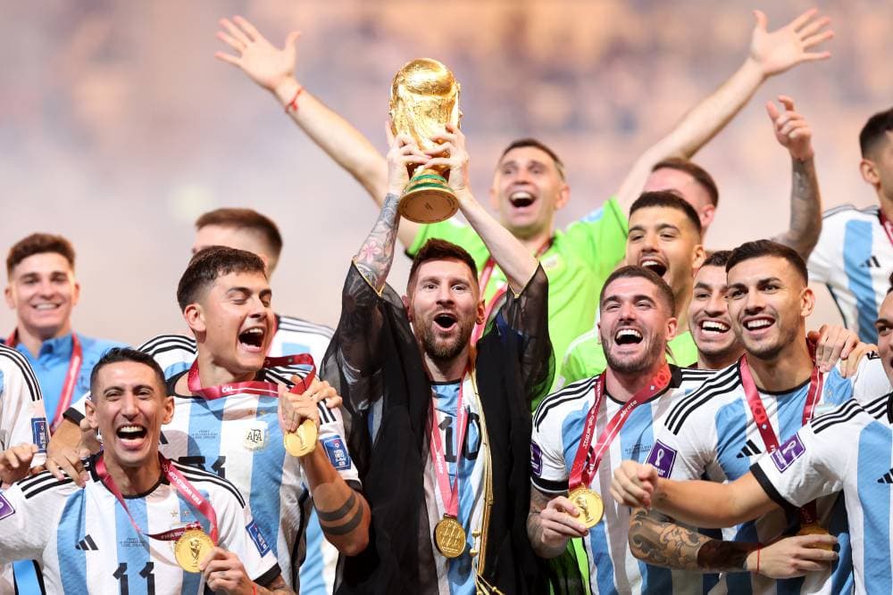 أمضى ميسي 16 عاماً في محاولة لمضاهاة إنجاز سلفه في الفوز بكأس العالم لمنتخب الأرجنتين. (جيتي).