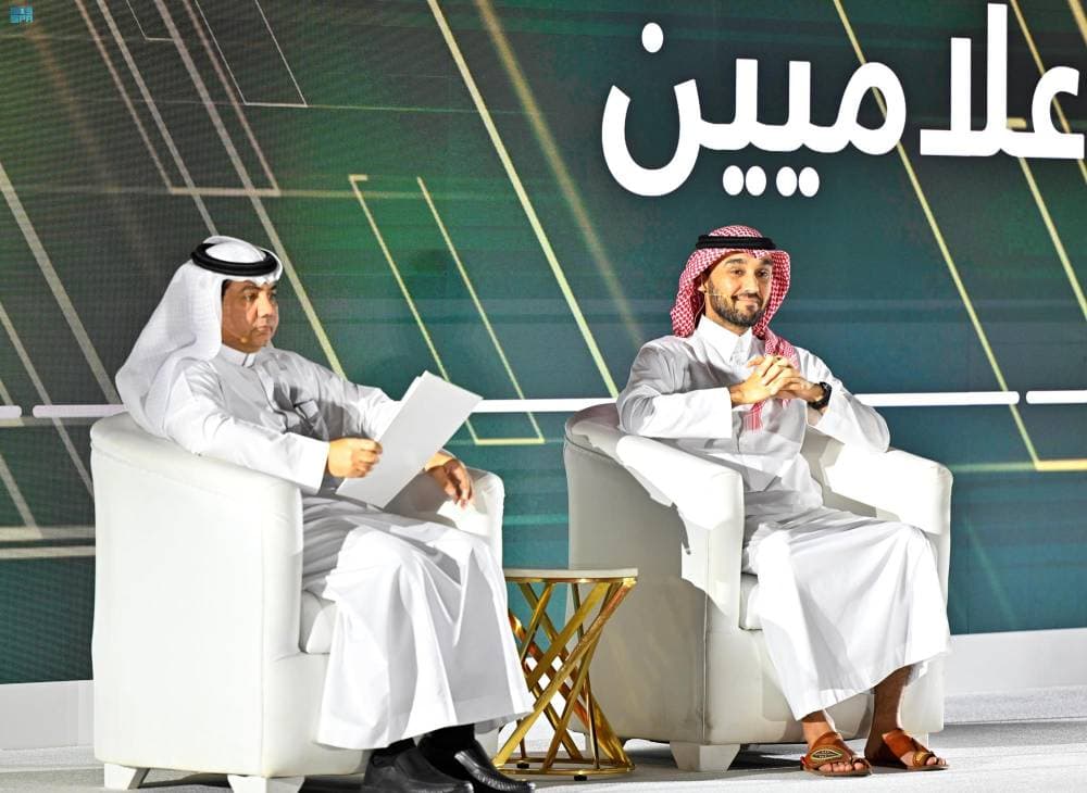 الفيصل والسلمي خلال مؤتمر مشروع الاستثمار التخصيص للأندية.