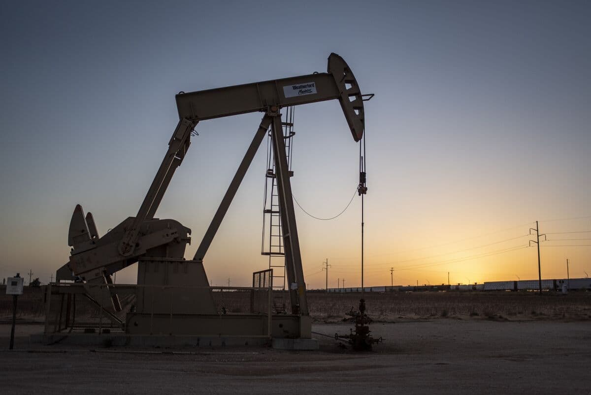 صعدت العقود الآجلة لخام غرب تكساس الوسيط الأمريكي 1.1% إلى 72.53 دولار