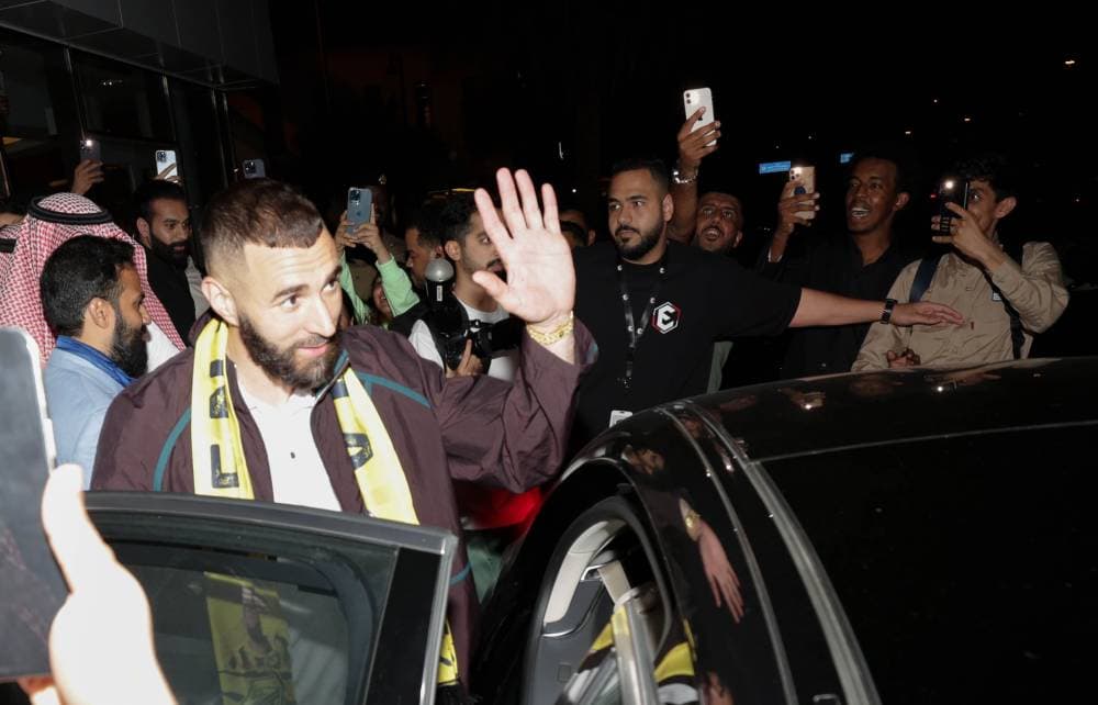 بنزيما يحيي جماهير الاتحاد.