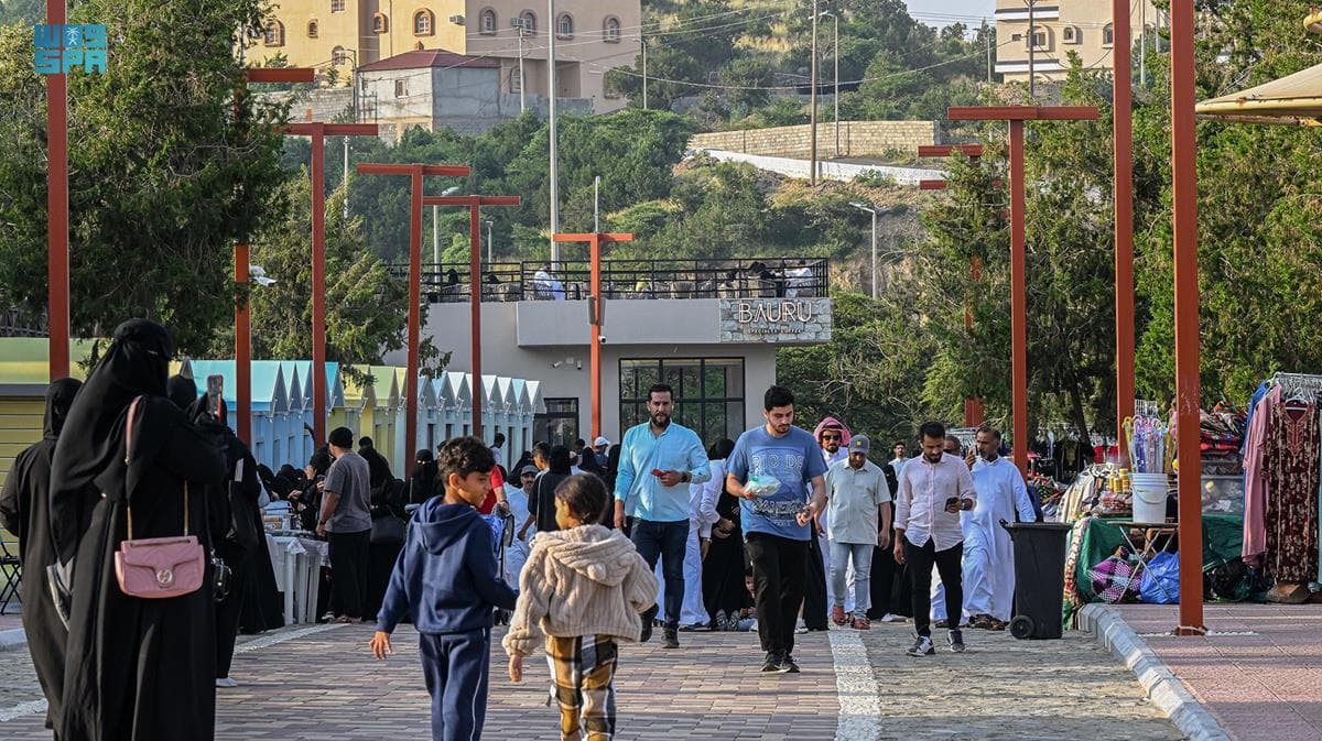 المطر والضباب وانخفاض درجات الحرارة تدفع المصطافين للسياحة في الباحة