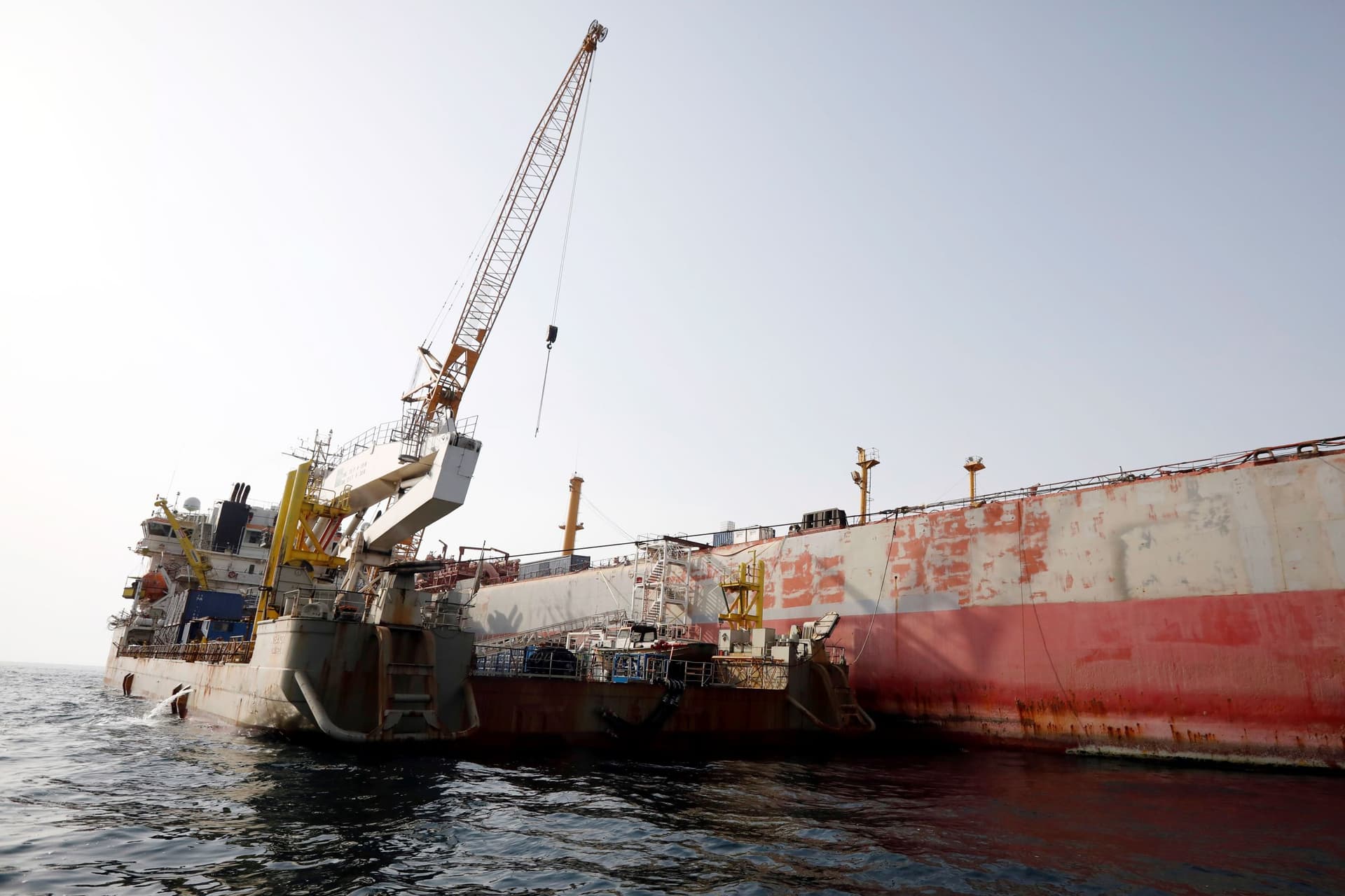 "صافر" المهجورة قبالة اليمن .. نزع فتيل "قنبلة موقوتة" 