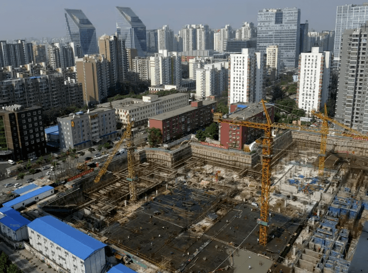 يواجه ثاني أكبر اقتصاد في العالم تباطؤا في الاستهلاك وأزمة في القطاع العقاري