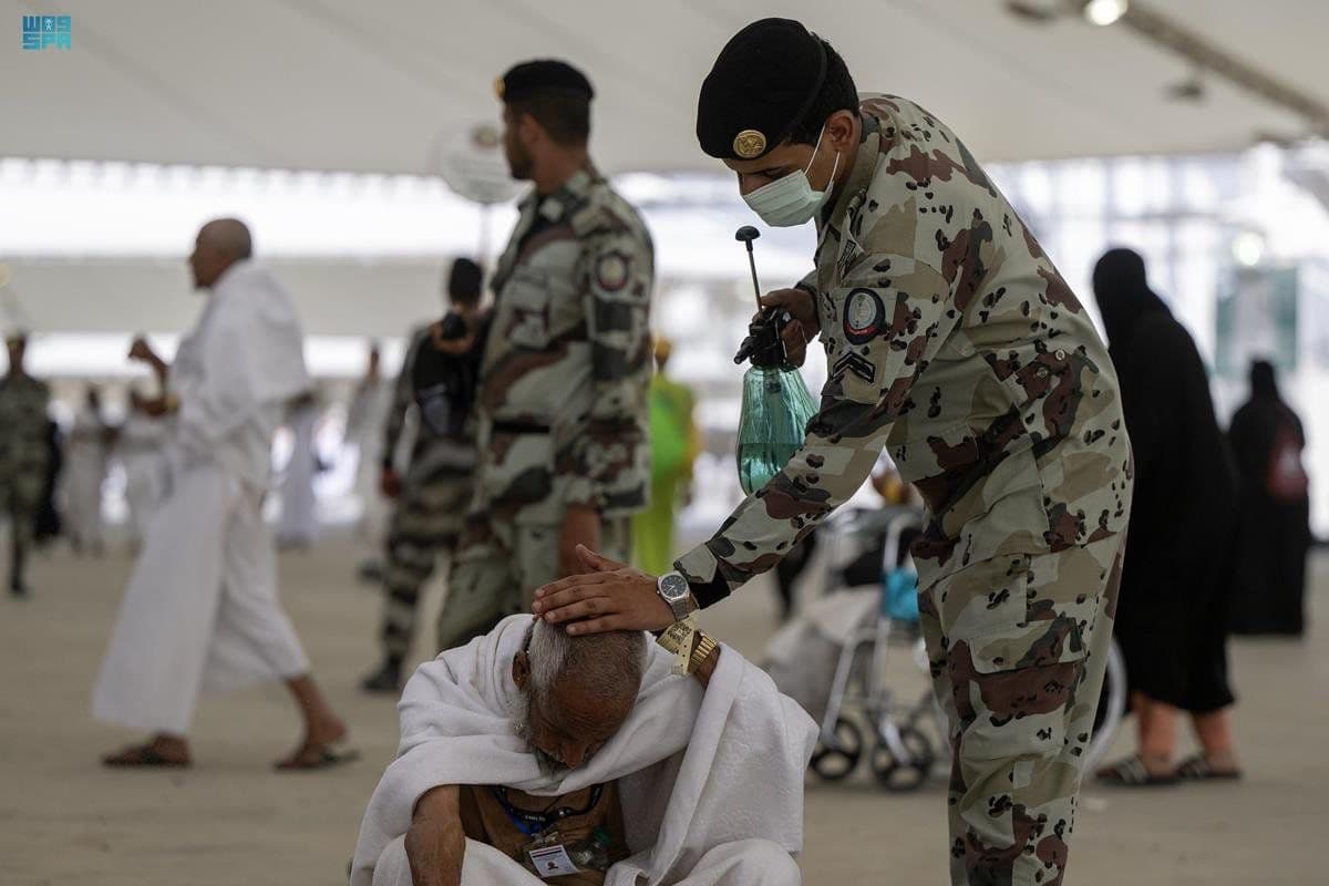 رجل الأمن السعودي .. تسابق وتفان وإنسانية وحزم لخدمة الحجاج