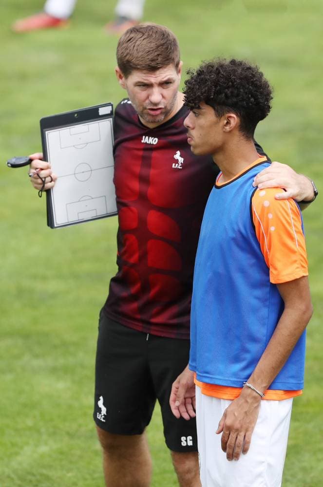 جيرارد يوجه أحد اللاعبين. مركز الاتفاق الإعلامي