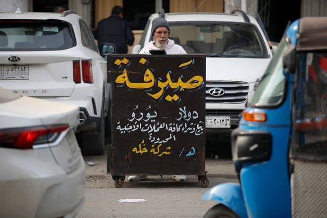 العراق : حرمان 14 بنكا من التعامل بالدولار أدى لارتفاع سعر صرفه