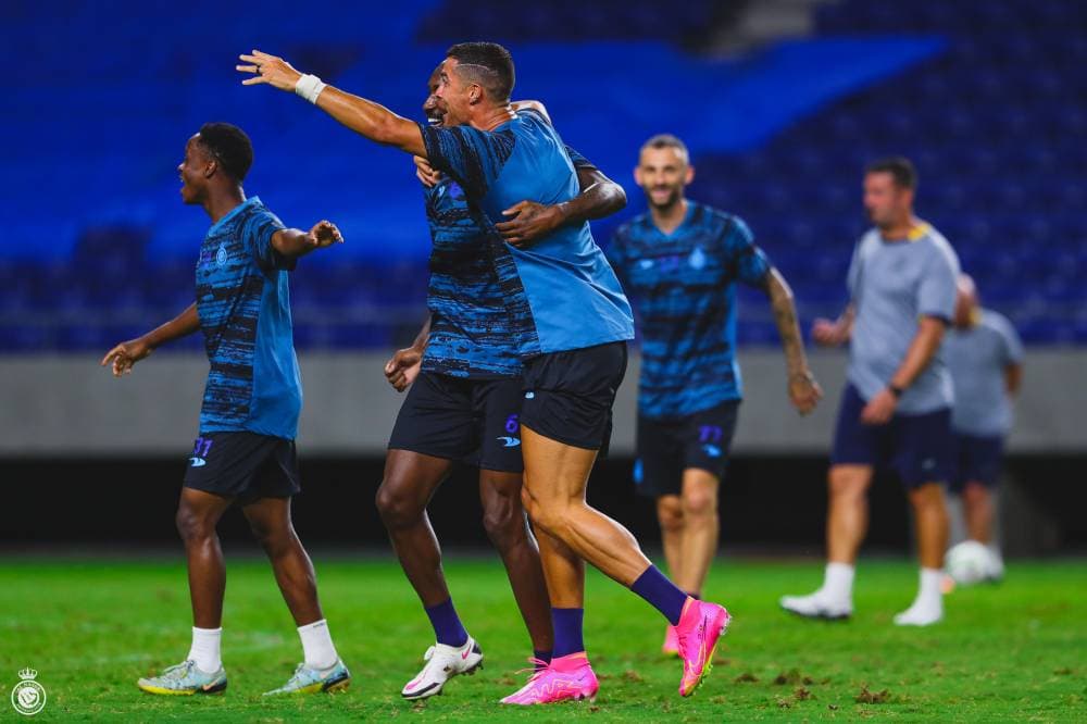 رونالدو وفوفان خلال تدريب النصر أمس. (مركز النصر الإعلامي)