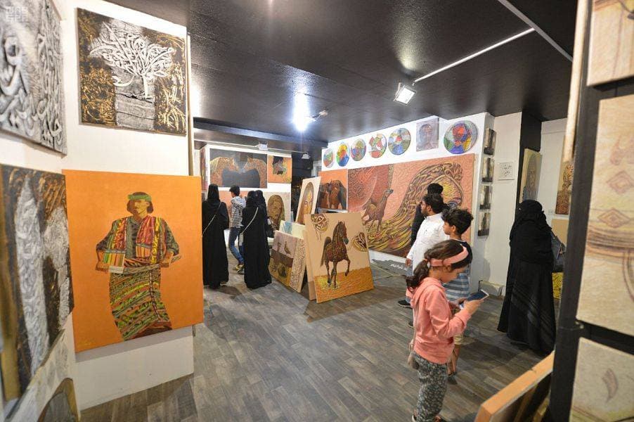 المعارض تتيح للزوار الإطلاع على اللوحات الإبداعية للفنانين.