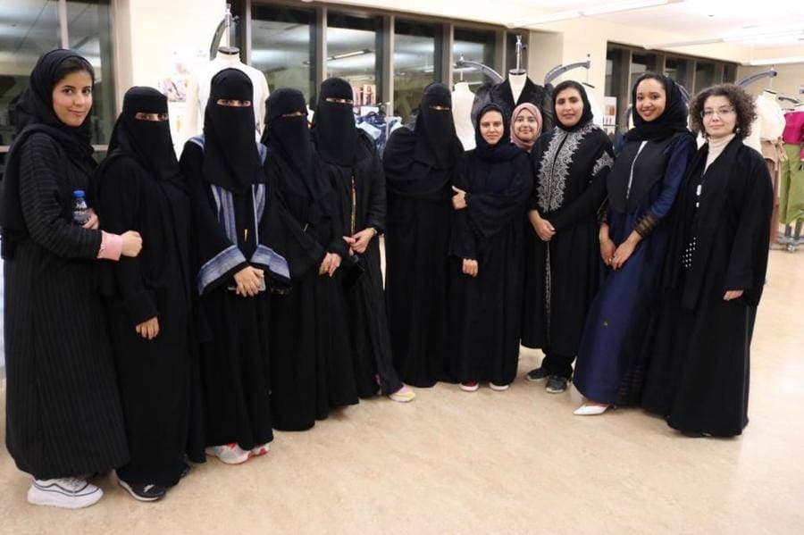 تحظى أقسام الأزياء باهتمام بالغ من الطالبات المهتمات.