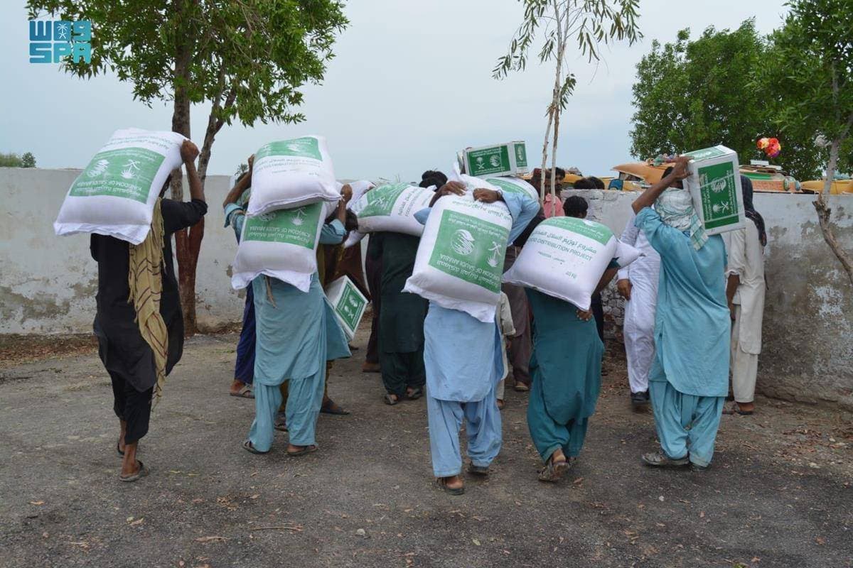 6888 مستفيدا من توزيع السلال الغذائية في باكستان. 