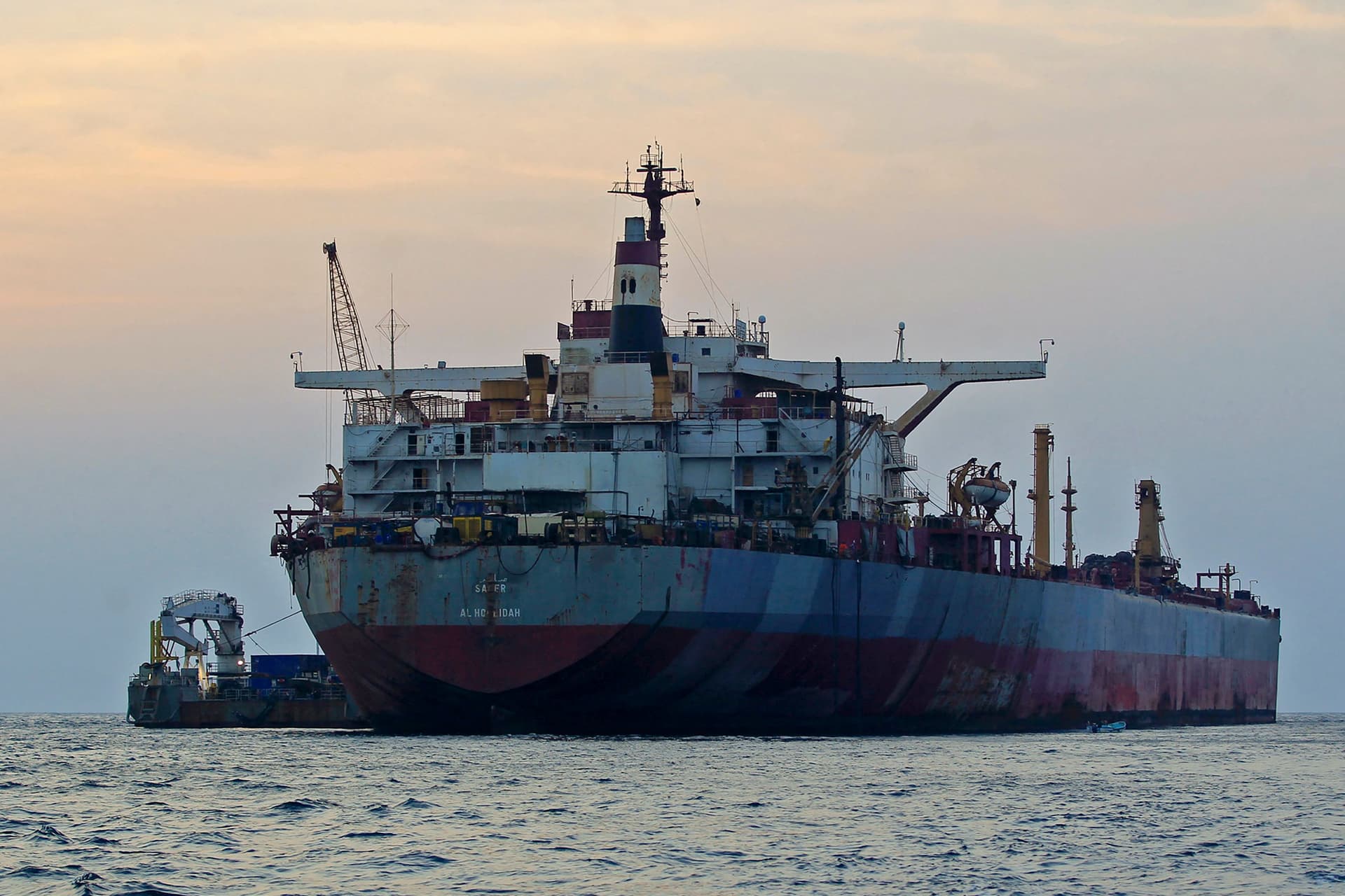 بتكلفة 143 مليون دولار .. بدء سحب النفط من الناقلة "صافر"