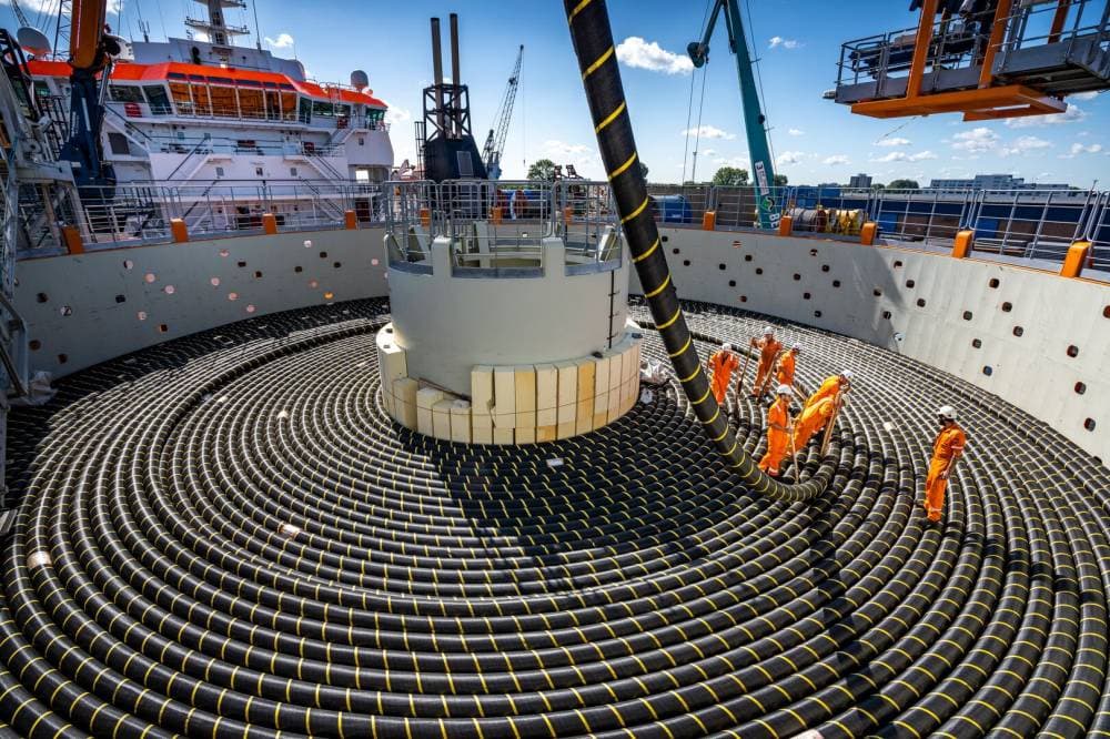 الكابلات البحرية .. حرب تحت الماء للمنافسة والسيطرة على عصب نقل البيانات