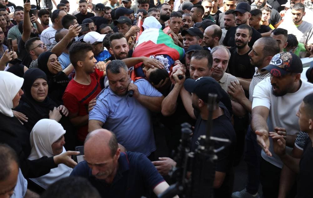 فلسطينيون يشيعون شهيدا قتل برصاص الاحتلال في نابلس أمس."إ.ب.أ"