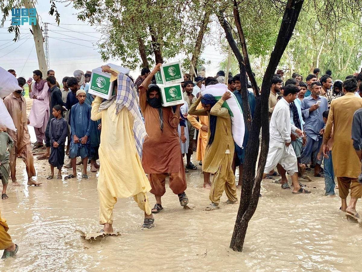 جانب من توزيع المساعدات في باكستان."واس"