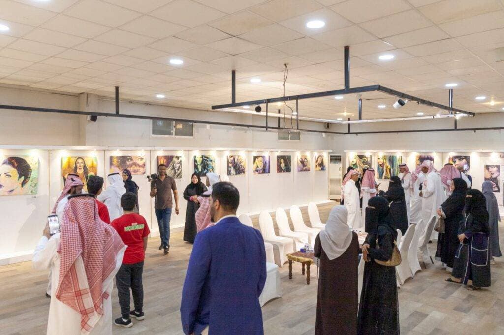 جانب من معرض الفنانة التشكيلية مريم الشملاوي.