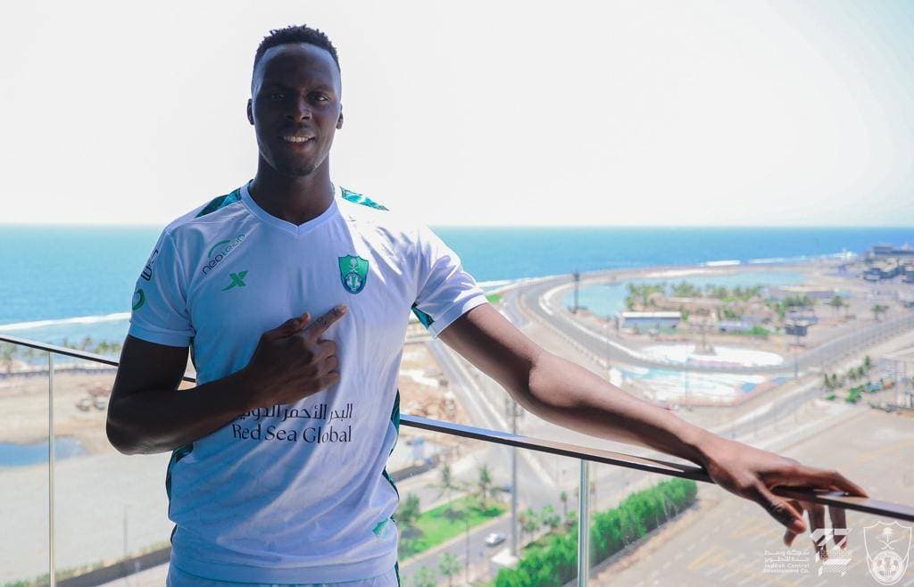 ميندي بعد التوقيع مع الأهلي.