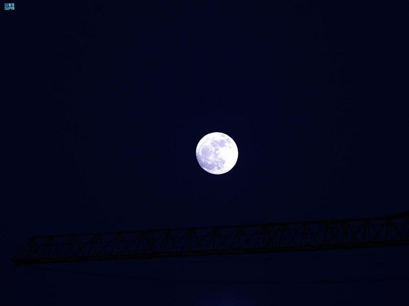 اليوم في سماء السعودية .. أول قمر عملاق لعام 2023