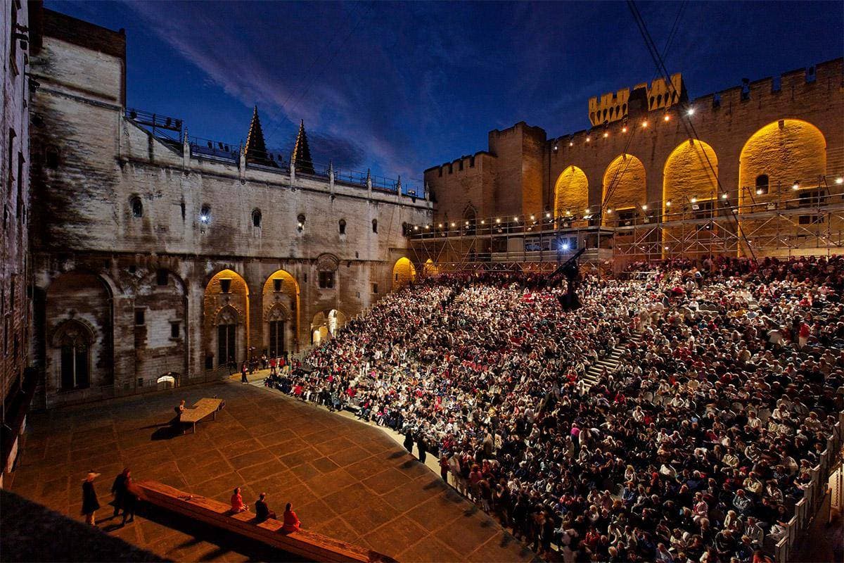 رغم الاضطرابات في فرنسا .. مهرجان «أفينيون» يعول على حضور الجمهور