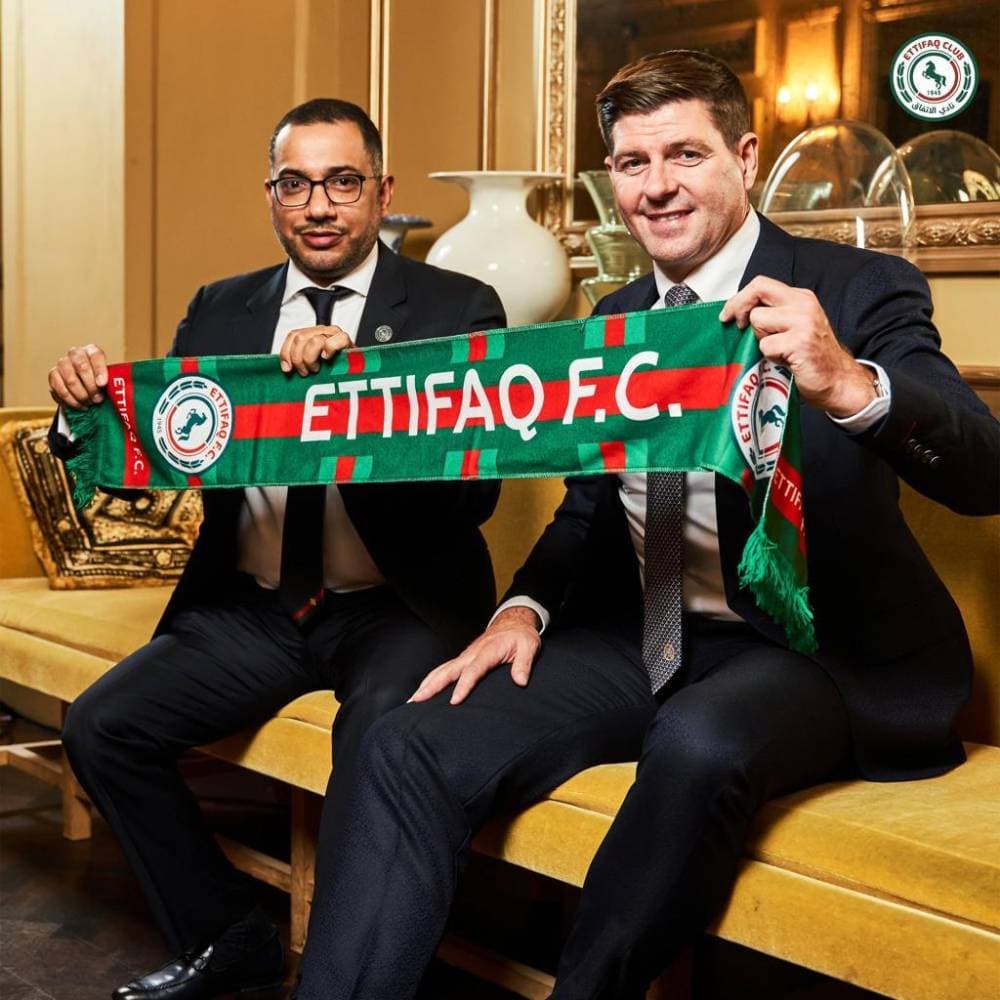 جيرارد والدبل بعد التوقيع. مركز الاتفاق الإعلامي