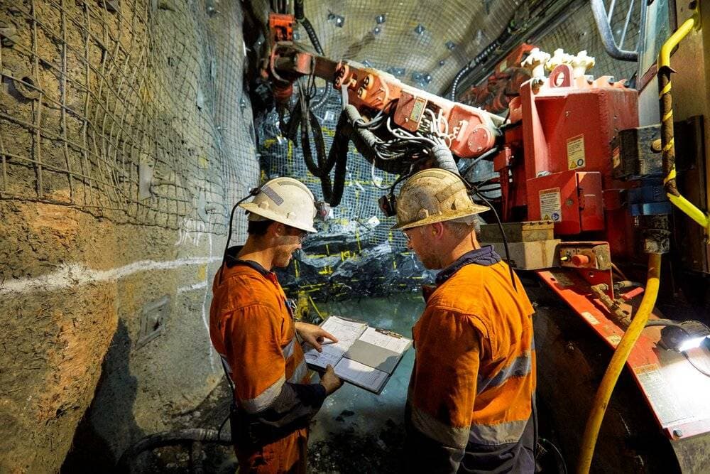 أزمات تواجه تعدين الذهب .. صراعات جيوسياسية واضطراب إمدادات واحتكار