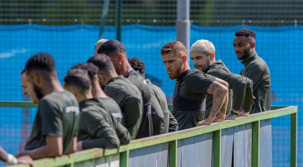 كويلار خلال تدريب الشباب أمس. (مركز الشباب الإعلامي)