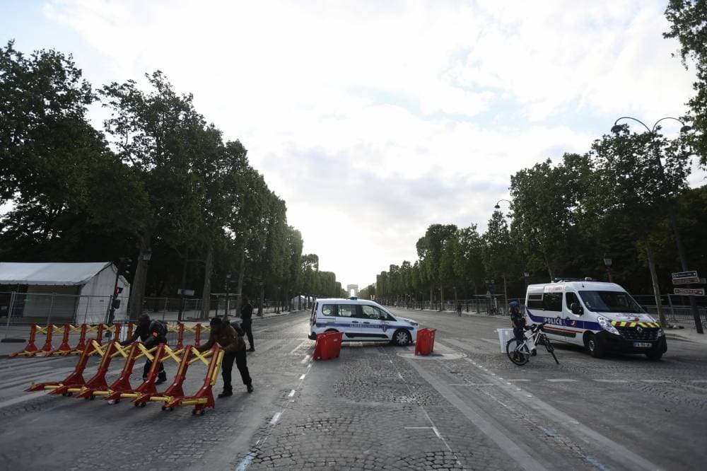 الشرطة الفرنسية تغلق طريقا مؤديا إلى ميدان قوس النصر الذي شهد أعنف الاحتجاجات. «إ. ب. أ»