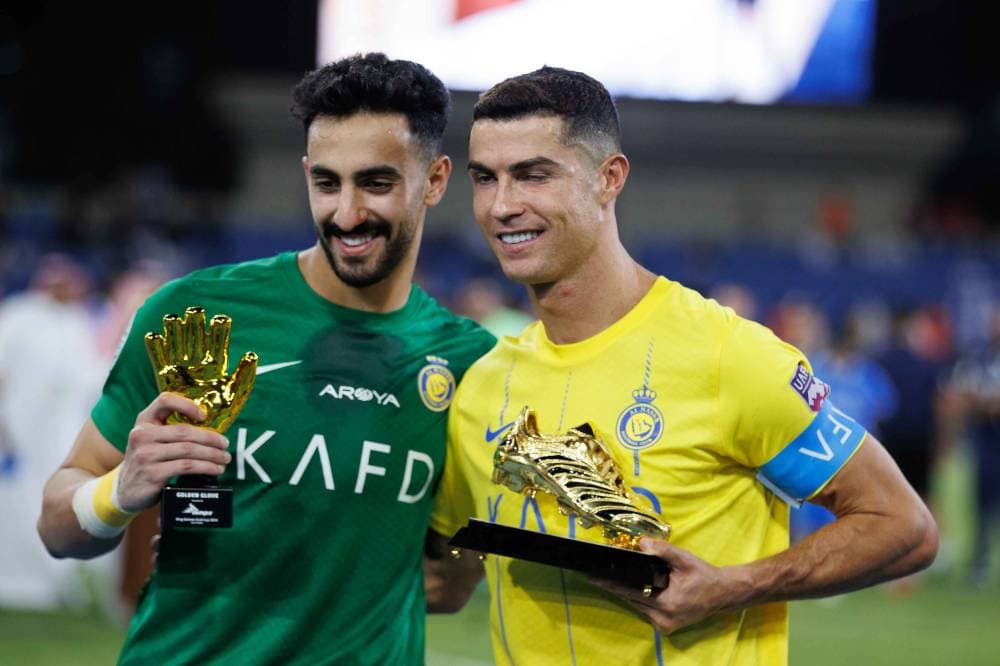 رونالدو والقعيدي محتفلان بجائزيتهما. تصوير: محمد المانع ـ "الاقتصادية"