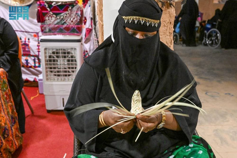 صناعة الخوص .. موروث تاريخي يرتبط بالنخيل