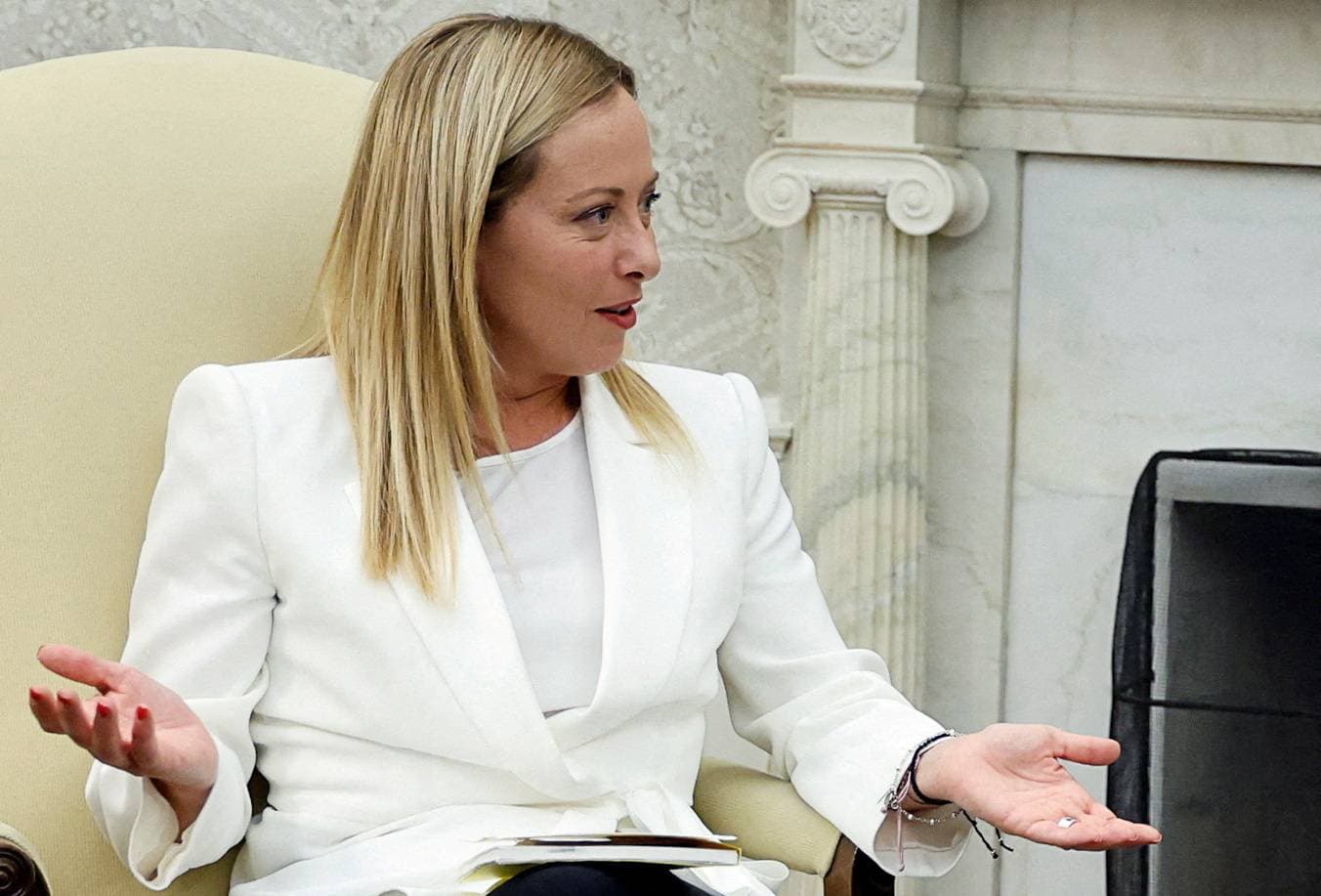 جبال ومزارع وطرقات الباحة تتوشح بالرداء الأبيض