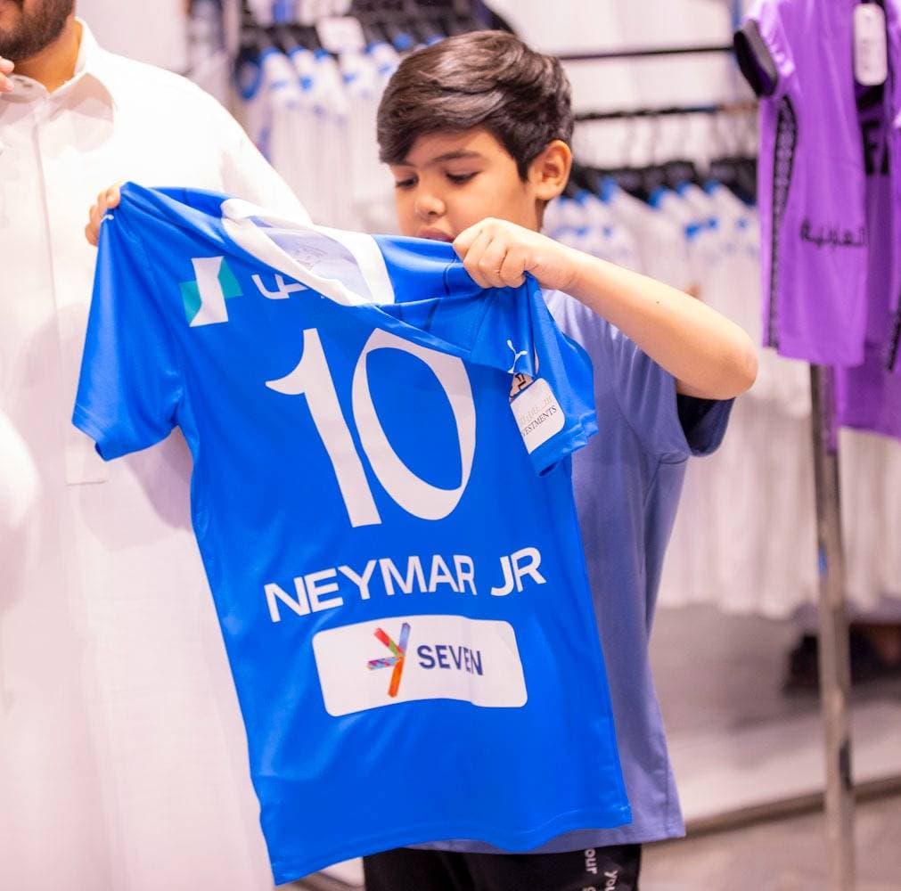 شهد متجر الهلال أمس كثافة جماهيرية كبيرة لشراء قمصان الفريق، خاصة القميص رقم 10 الذي بحث عنه أغلب المشجعين بعد توقيع الهلال مع النجم البرازيلي نيمار قادما من باريس سان جيرمان الفرنسي حتى عام 2025 . تصوير: سعد الدوسري ـ "الاقتصادية"