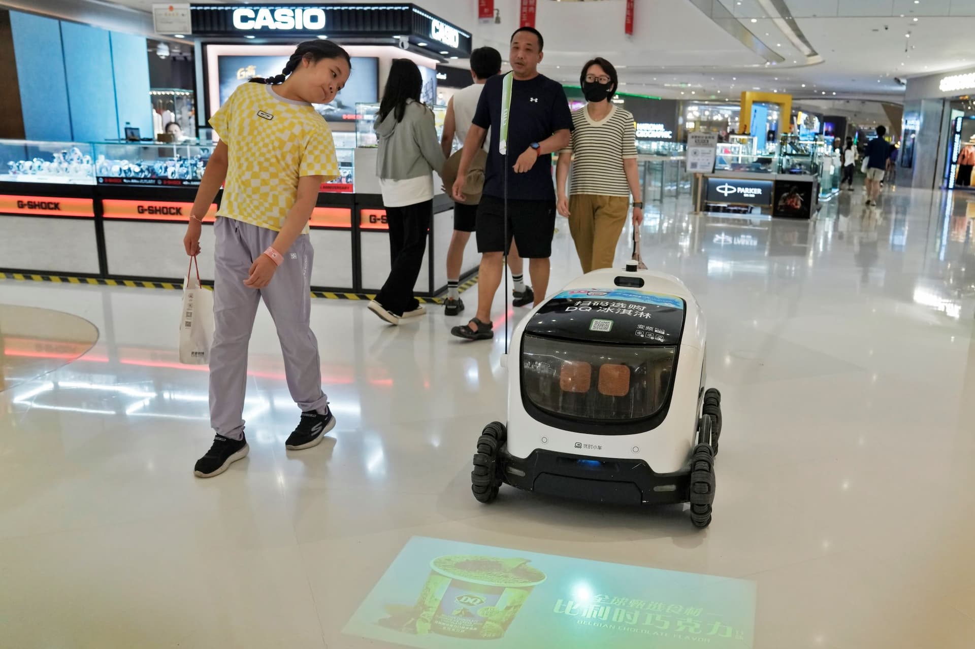  بالصوت والصورة .. روبوت يروج للآيس الكريم في الصين