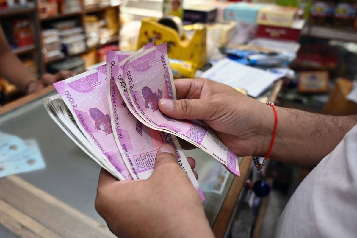 الهند تقلص الإنفاق الدولاري بتسوية بعض المعاملات التجارية بالروبية