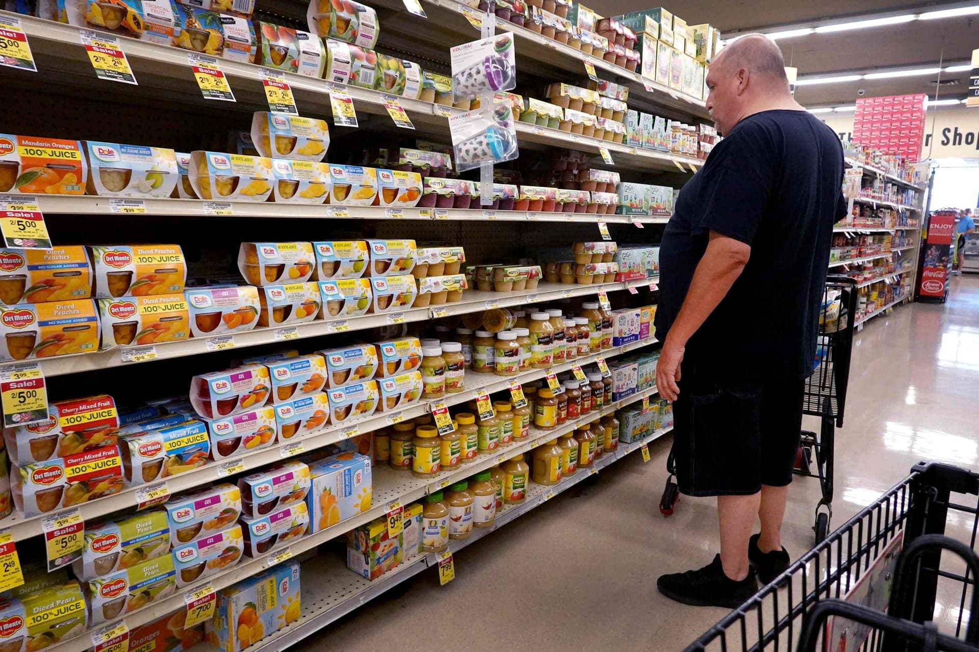 المستهلكون ضحايا سياسات بايدن وترمب التجارية مع الصين