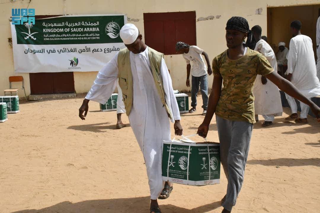 جانب من توزيع المساعدات في السودان."واس"
