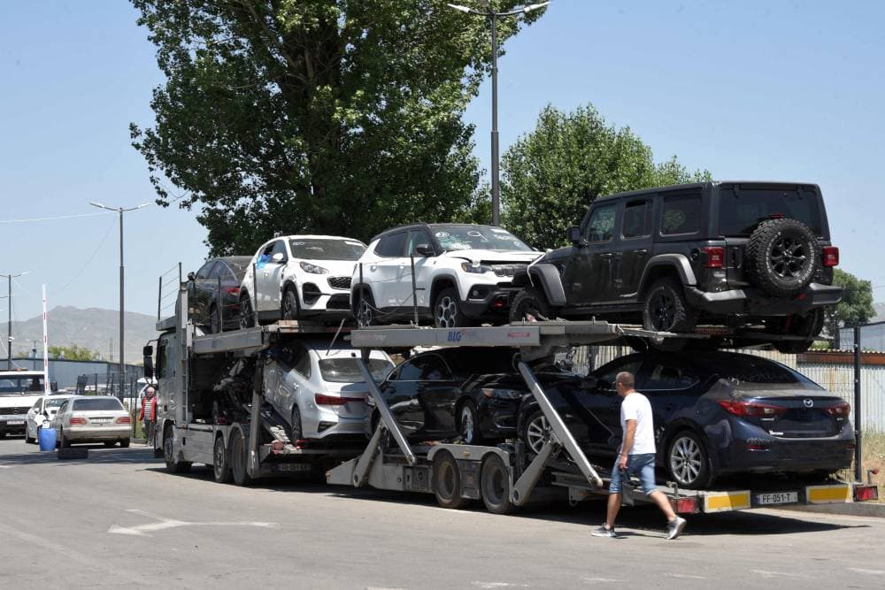 تجارة مربحة .. أرمينيا تنقل سيارات أمريكية إلى روسيا رغم العقوبات