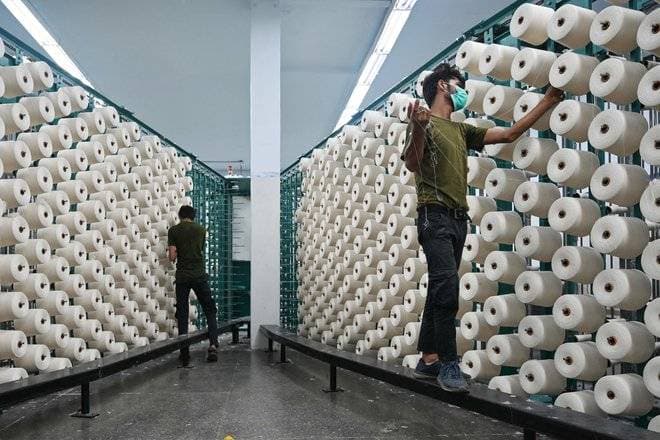 الصعوبات الاقتصادية تفاقم أزمة قطاع النسيج الباكستاني .. 60 % من الصادرات