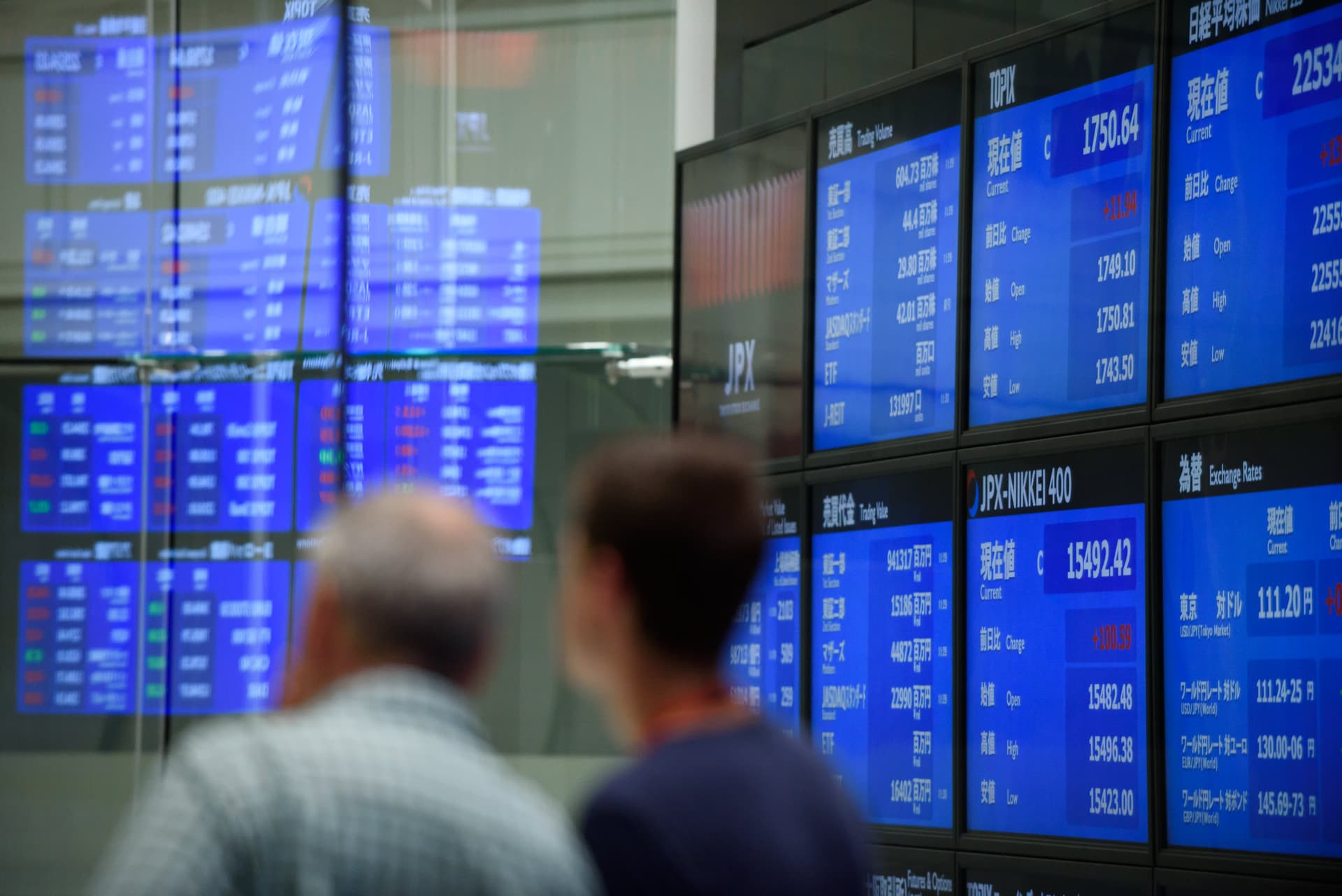 الأسهم اليابانية تعكس الاتجاه وتغلق على ارتفاع 