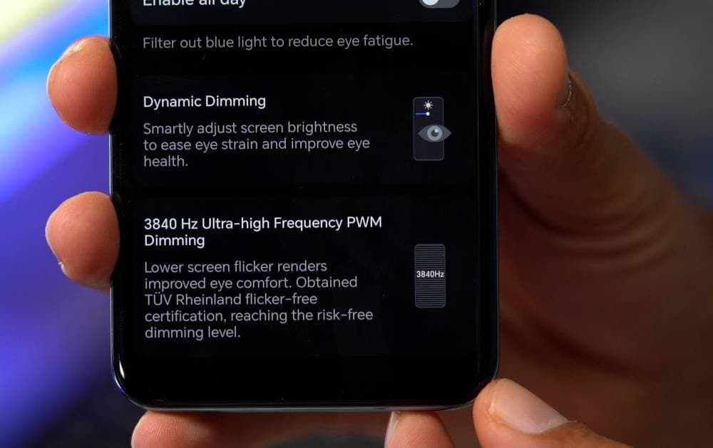 «التعتيم الديناميكي» لحماية المستخدمين من وميض الإضاءة الزرقاء لشاشات الهواتف الذكية