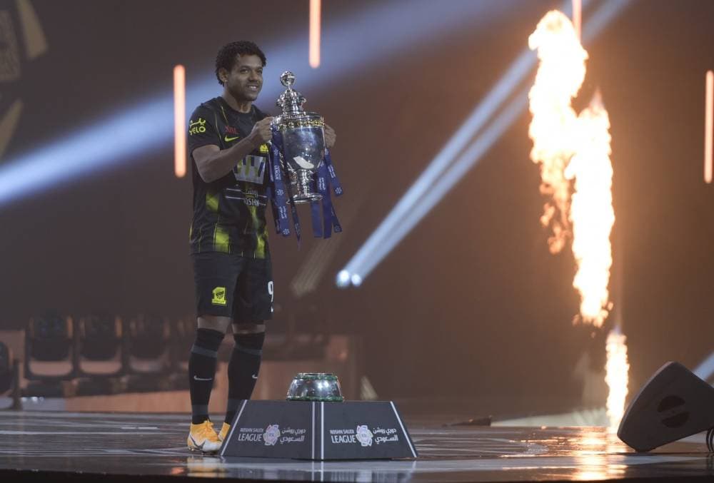 رومارينيهو  يحمل الكأس لحظة التدشين. "دوري روشن"