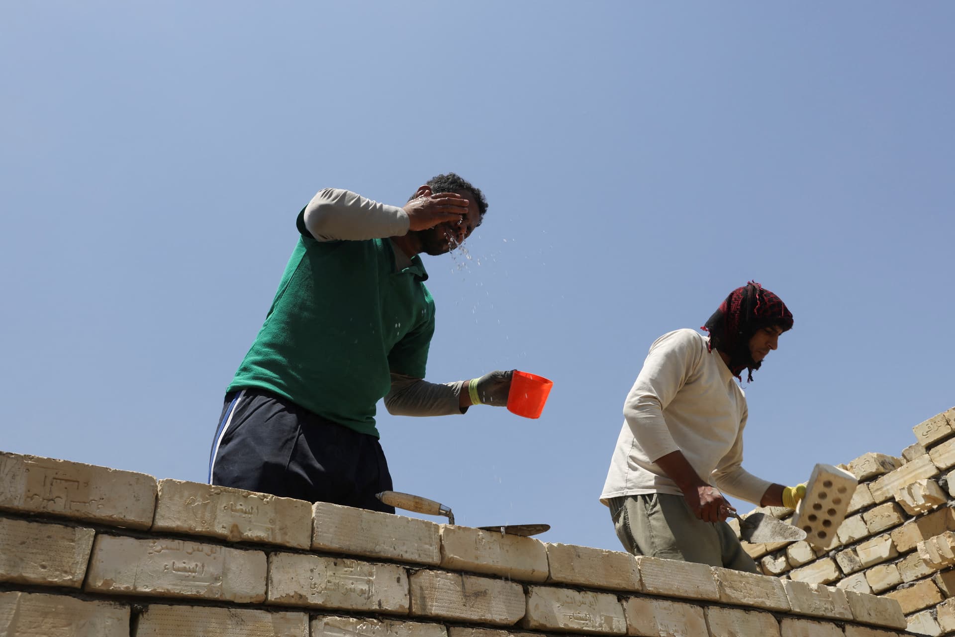 عمال البناء في العراق .. الشمس لا تحنو عليهم ولا مظلة الضمانات والقوانين