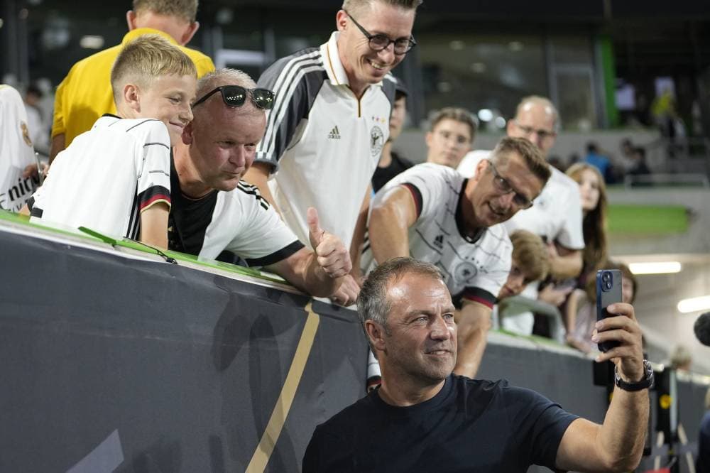 فليك يلتقط سيلفي مع المشجعين قبل مباراة اليابان. أ.ب