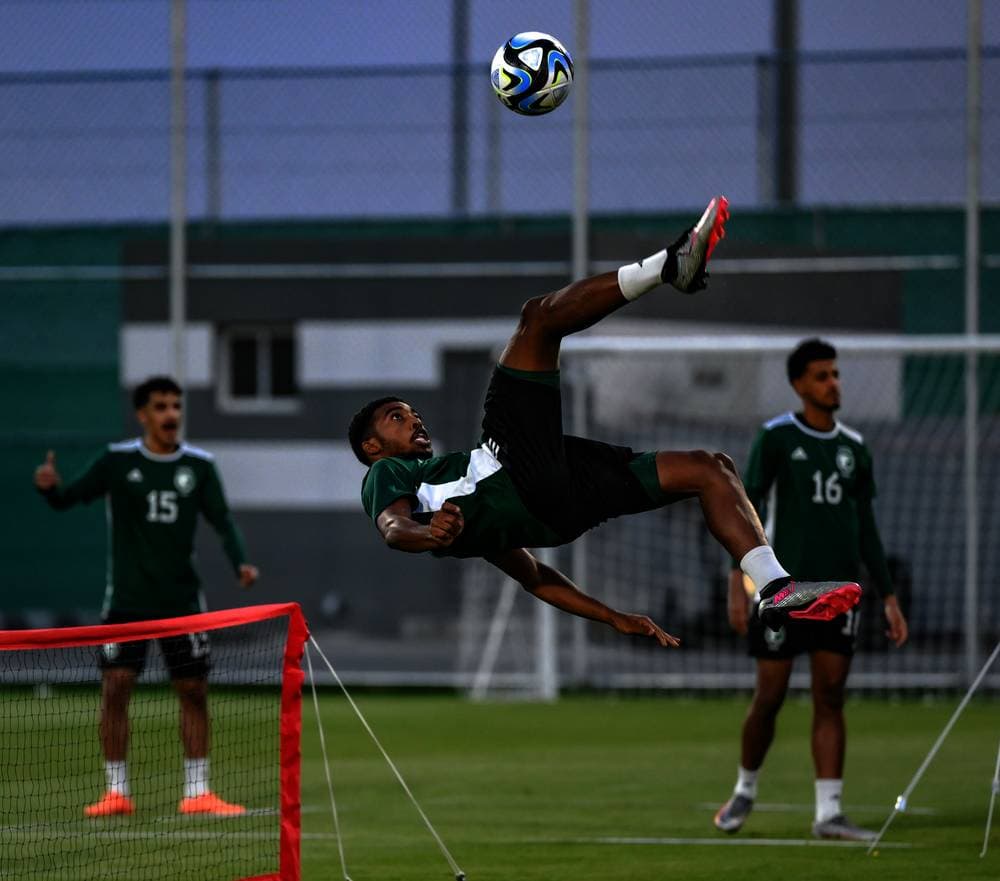 جانب من تدريبات الأخضر أمس.